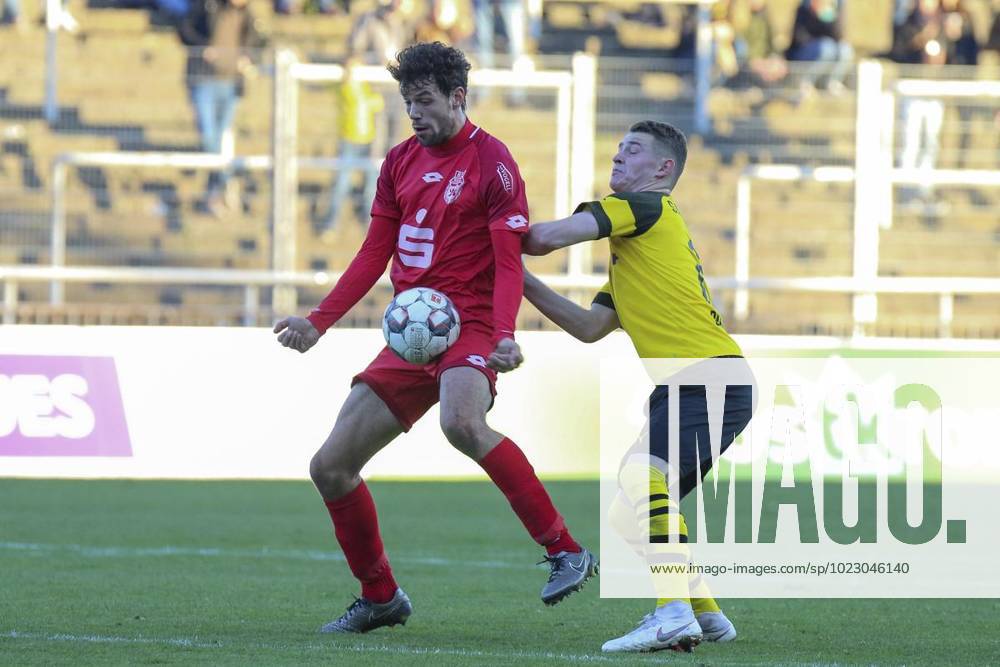 Robin Schmidt ( Bonner SC ) und Julian Schwermann ( Borussia Dortmund II ) im Zweikampf, Fussball - Regionalliga West - Borussia Dortmund II vs. Bonner SC 01 04, Dortmund , Stadion Rote Erde, 17.11.2018 , DFB regulations prohibit any use of photographs as image sequences and or quasi-video Deutschland NRW Dortmund