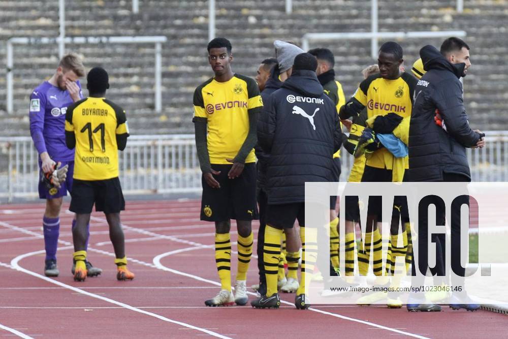 Enttaeuschte Gesichter nach Schlusspfiff bei den Spielern von Borussia Dortmund II, Fussball - Regionalliga West - Borussia Dortmund II vs. Bonner SC 01 04, Dortmund , Stadion Rote Erde, 17.11.2018 , DFB regulations prohibit any use of photographs as image sequences and or quasi-video Deutschland NRW Dortmund