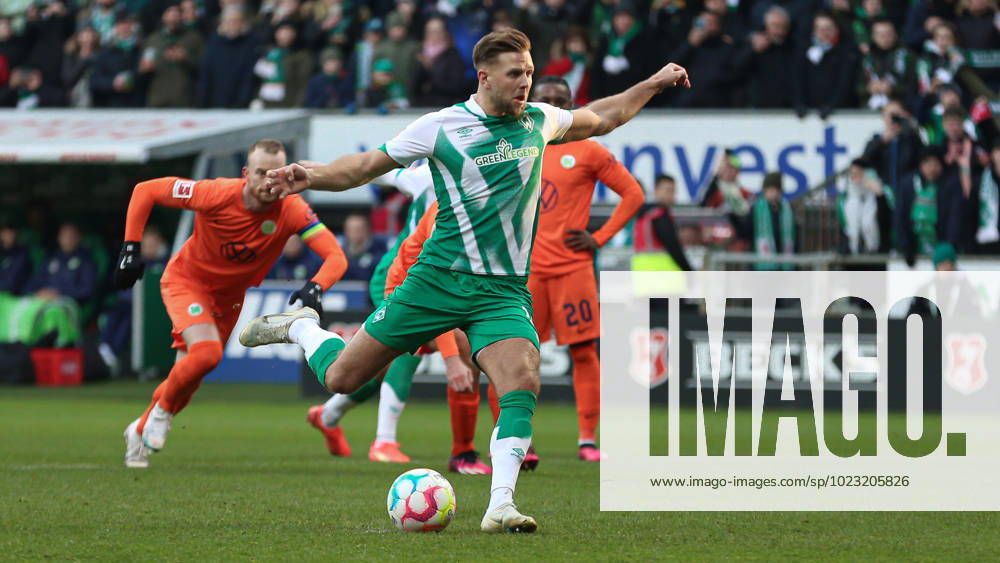 V li Scorer Niclas Füllkrug SV Werder Bremen, 11 at penalty, penalty kick, scores the goal to 1 0, hit, highlight, goal , THE DFL DIRECTIVES PROHIBIT ANY USE OF PHOTOGRAPHS AS IMAGE SEQUENCES AND OR VIDEOA HNUAL PHOTOSTRACKS DFL REGULATES PROHIBIT ANY USE OF PHOTOGRAPHS AS IMAGE SEQUENCES AND OR QUASI VIDEO , 28 01 2023, Bremen Germany , Football, Bundesliga, SV Werder Bremen VfL Wolfsburg