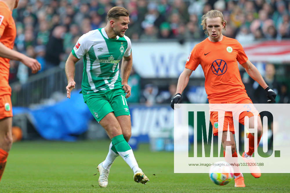 V li Niclas Füllkrug SV Werder Bremen, 11 taking a shot on goal, on the ball, action, game scene, Patrick Wimmer VfL Wolfsburg, 39 , THE DFL DIRECTIVES PROHIBIT ANY USE OF PHOTOGRAPHS AS IMAGE SEQUENCES AND OR VIDEOA HNUAL PHOTOSTRACKS DFL REGULATES PROHIBIT ANY USE OF PHOTOGRAPHS AS IMAGE SEQUENCES AND OR QUASI VIDEO , 28 01 2023, Bremen Germany , Football, Bundesliga, SV Werder Bremen VfL Wolfsburg