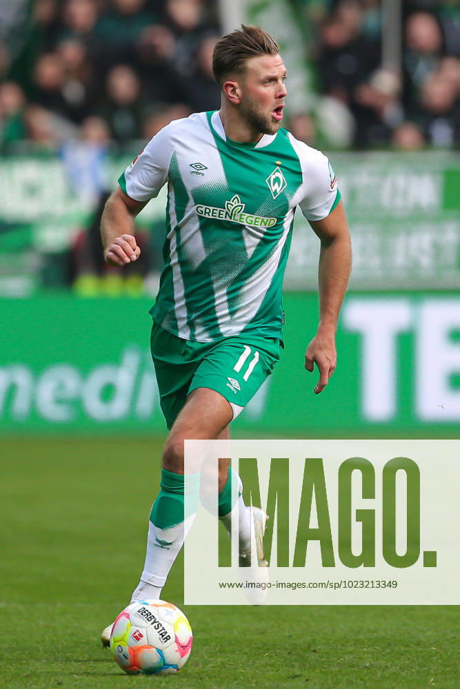 V li Niclas Füllkrug SV Werder Bremen, 11 on the ball, crop, single image, full body, action, game scene, THE DFL DIRECTIVES PROHIBIT ANY USE OF PHOTOGRAPHS AS IMAGE SEQUENCES AND OR VIDEOA HNUAL PHOTOSTRACKS DFL REGULATIONS PROHIBIT ANY USE OF PHOTOGRAPHS AS IMAGE SEQUENCES AND OR QUASI VIDEO , 28 01 2023, Bremen Germany , Football, Bundesliga, SV Werder Bremen VfL Wolfsburg