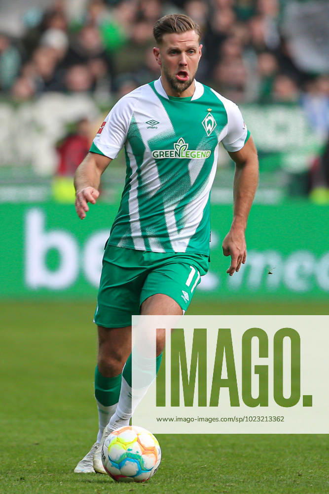 V li Niclas Füllkrug SV Werder Bremen, 11 on the ball, crop, single image, full body, action, game scene, THE DFL DIRECTIVES PROHIBIT ANY USE OF PHOTOGRAPHS AS IMAGE SEQUENCES AND OR VIDEOA HNUAL PHOTOSTRACKS DFL REGULATIONS PROHIBIT ANY USE OF PHOTOGRAPHS AS IMAGE SEQUENCES AND OR QUASI VIDEO , 28 01 2023, Bremen Germany , Football, Bundesliga, SV Werder Bremen VfL Wolfsburg