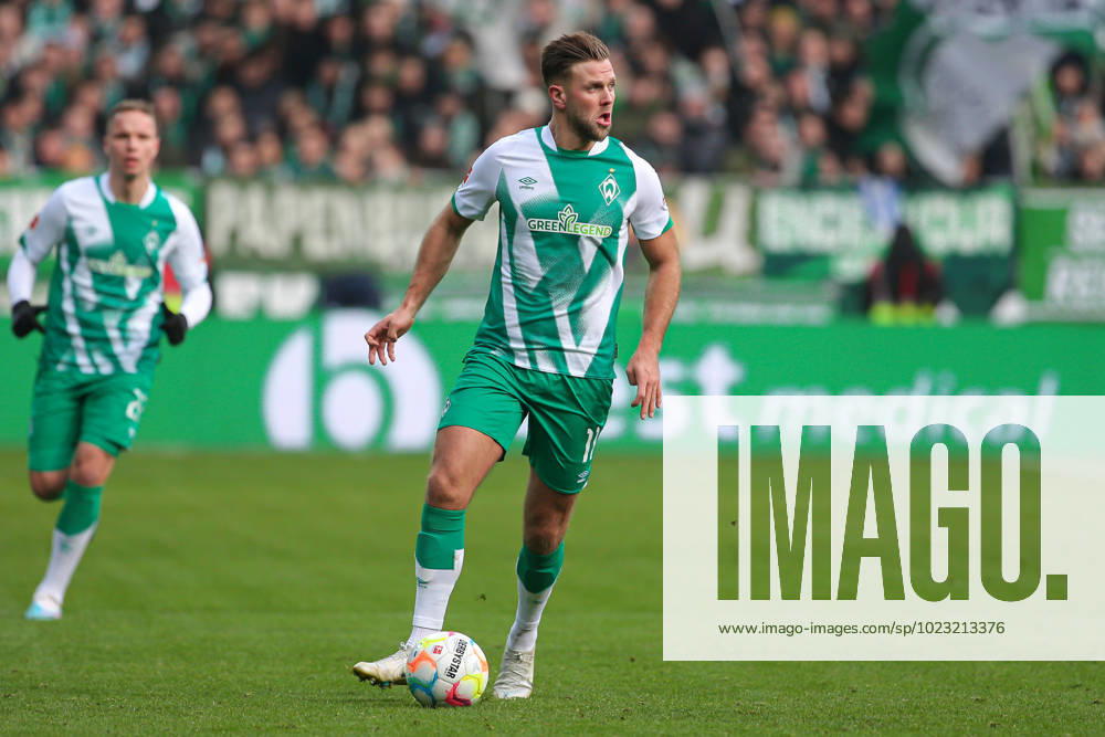 V li Niclas Füllkrug SV Werder Bremen, 11 on the ball, single image, full body, action, game scene, THE DFL DIRECTIVES PROHIBIT ANY USE OF PHOTOGRAPHS AS IMAGE SEQUENCES AND OR QUASI VIDEO , 28 01 2023, Bremen Germany , Football, Bundesliga, SV Werder Bremen VfL Wolfsburg