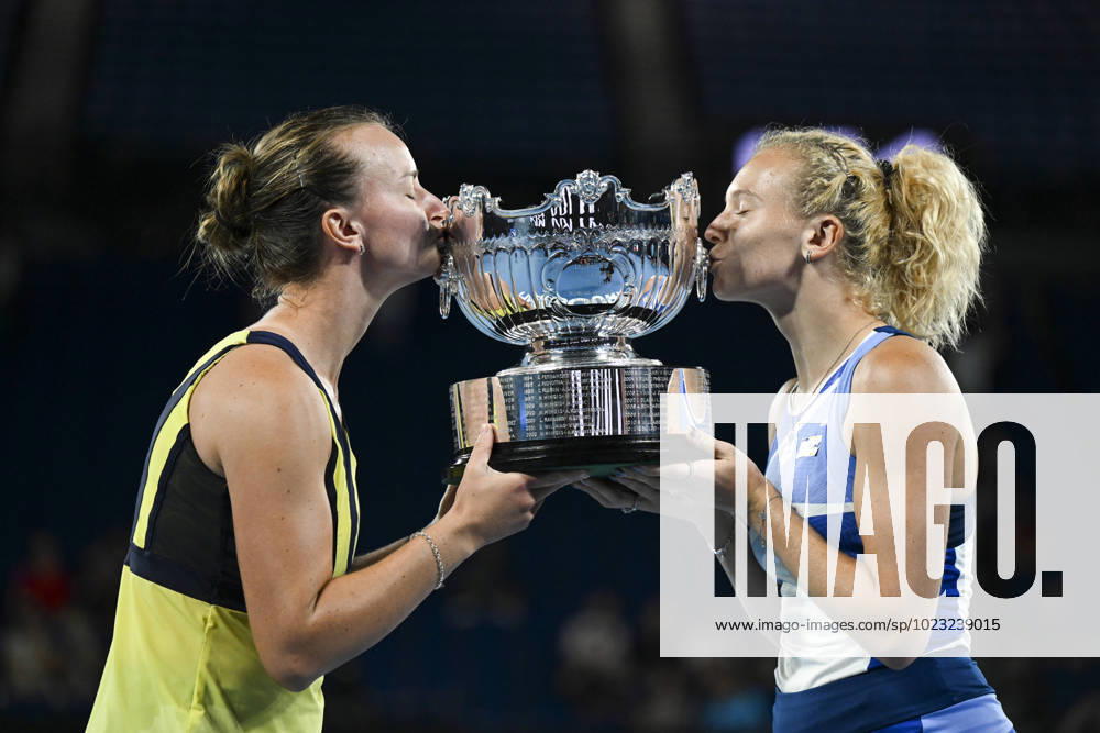 Bilder des Jahres 2023, Sport 01 Januar TENNIS AUSTRALIAN OPEN, Barbora Krejcikova and Katerina Siniakova of the Czech Republic pose for photographs with the trophy after winning their Women?s doubles final match against Shuko Aoyama and Ena Shibahara of Japan at the 2023 Australian Open tennis tournament at Melbourne Park in Melbourne, Sunday, January 29, 2023. ( NO ARCHIVING, , NO USE IN BOOKS WITHOUT CONSENT MELBOURNE VICTORIA AUSTRALIA