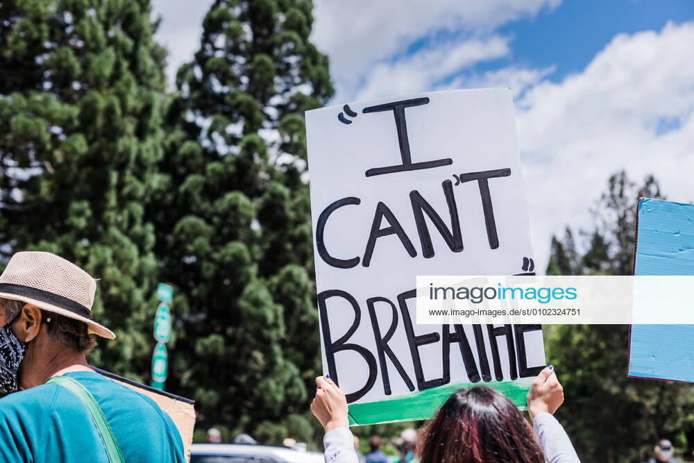IMAGO Creative: Resilienz IMAGO Creative: 2022 Aussichten Peaceful Demonstration in Rural Small Town, California BLM Protest Nevada City, CA, United States CR_LEVO200628-427470-01