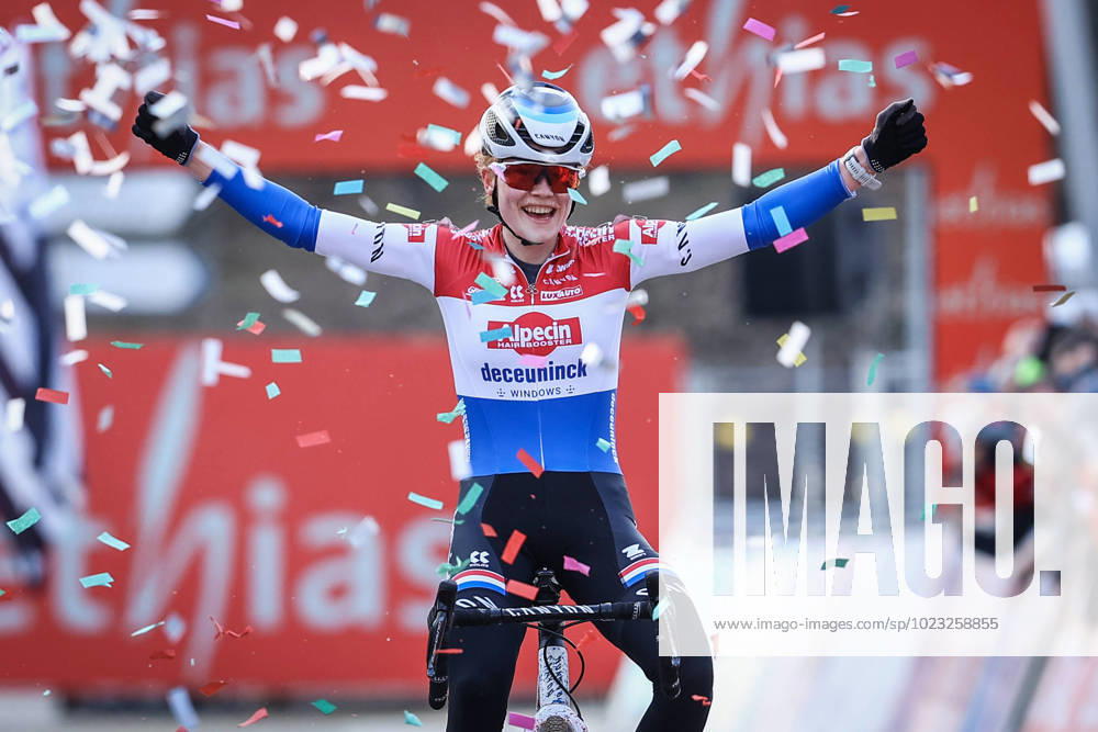 Bilder des Jahres 2023, Sport 01 Januar Dutch Puck Pieterse celebrates as she crosses the finish line to win the women s elite race at the Cyclocross World Cup cyclocross event in Besancon, France, Sunday 29 January 2023, the fourteenth and final stage (out of 14) in the World Cup of the 2022-2023 season. DAVIDxPINTENS x58898054x
