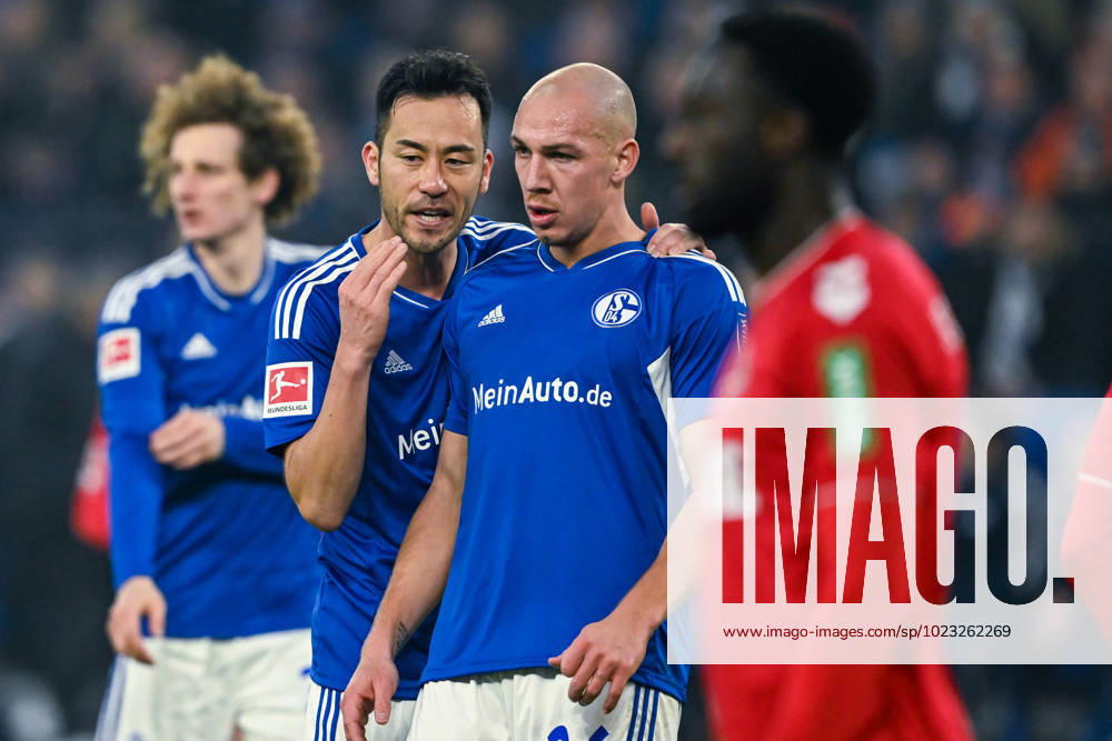 GER, 1 FBL, Bundesliga, FC Schalke 04 vs 1 FC Köln 29 01 2023, Veltins Arena, Gelsenkirchen, GER, 1 FBL, Bundesliga, FC Schalke 04 vs 1 FC Köln in picture picture shows Maya Yoshida FC Schalke 04 4 l and Michael Frey FC Schalke 04 26 r talking to each other nordphotoxGmbHx xTeresaxKroeger nordphoto00008