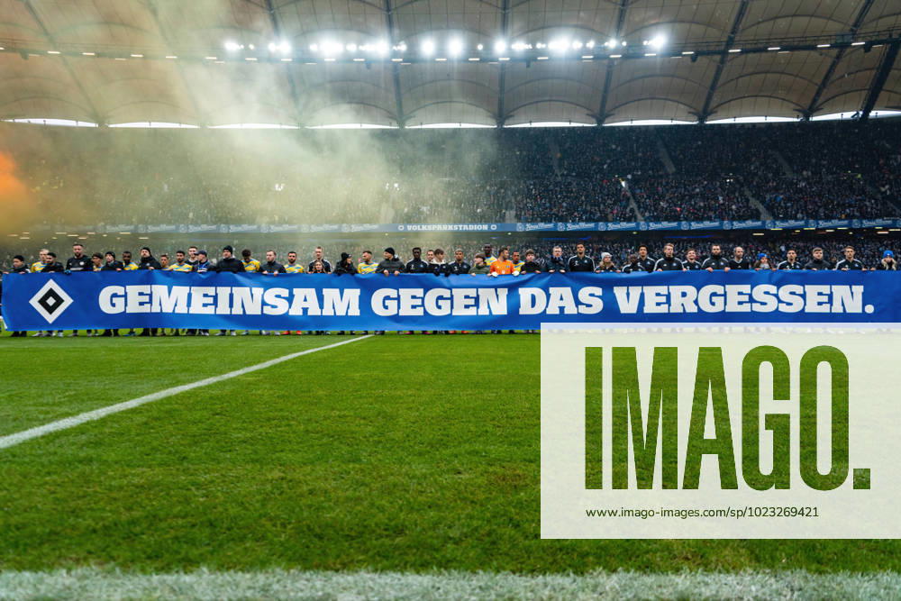 Teams with banner of the action WeRemember Hamburger SV vs Eintracht Braunschweig, Football, 2 Bundesliga, Matchday 18, Season 2022 23, 29 01 2023 DFL REGULATES PROHIBIT ANY USE OF PHOTOGRAPHS AS IMAGE SEQUENCES AND OR QUASI VIDEO Pressefoto Marcel von Fehrn Hamburger SV vs Eintracht Braunschweig, Football, 2 Bundesliga, Matchday 18, Season 2022 23, 29 01 2023 Hamburg