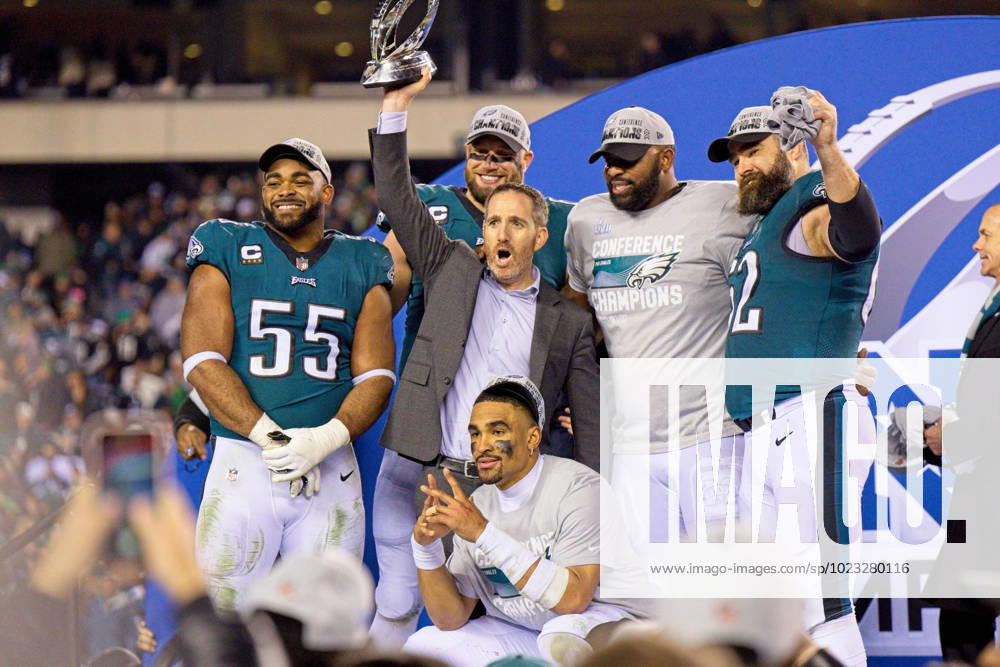Bilder des Jahres 2023, Sport 01 Januar PHILADELPHIA, PA - JANUARY 29: Philadelphia Eagles General Manger Howie Roseman hoists the Championship trophy with Philadelphia Eagles defensive end Brandon Graham (55), Philadelphia Eagles offensive tackle Lane Johnson (65), Philadelphia Eagles defensive tackle Fletcher Cox (91), Philadelphia Eagles quarterback Jalen Hurts (1) and Philadelphia Eagles center Jason Kelce (62) during the Championship game between the San Fransisco 49ers and the Philadelphia Eagles on January 29, 2023. (Photo by Andy Lewis Icon Sportswire) NFL, American Football Herren, USA JAN 29 NFC Championship - 49ers at Eagles Icon230129009