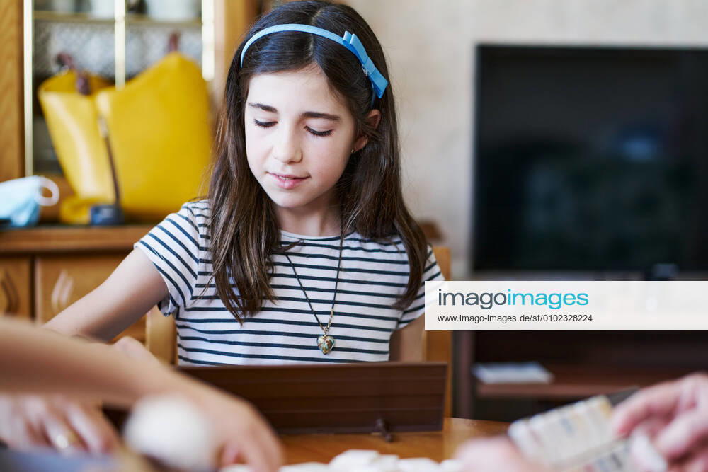 IMAGO Creative: Digitale Welt, Verzicht auf Technologie girl playing board games at home Zizur Mayor, Navarre, Spain CR_SEBO200707-414395-01 ,model released, Symbolfoto