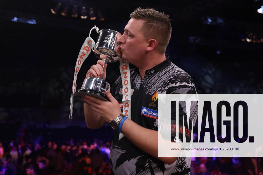 Bilder des Jahres 2023, Sport 01 Januar 29th January 2023, Marshall Arena, Milton Keynes, England; 2023 PDC Cazoo Masters Day 3 Evening Session; Chris Dobey celebrates with the Cazoo masters trophy ActionPlus12472841 ShaunxBrooks