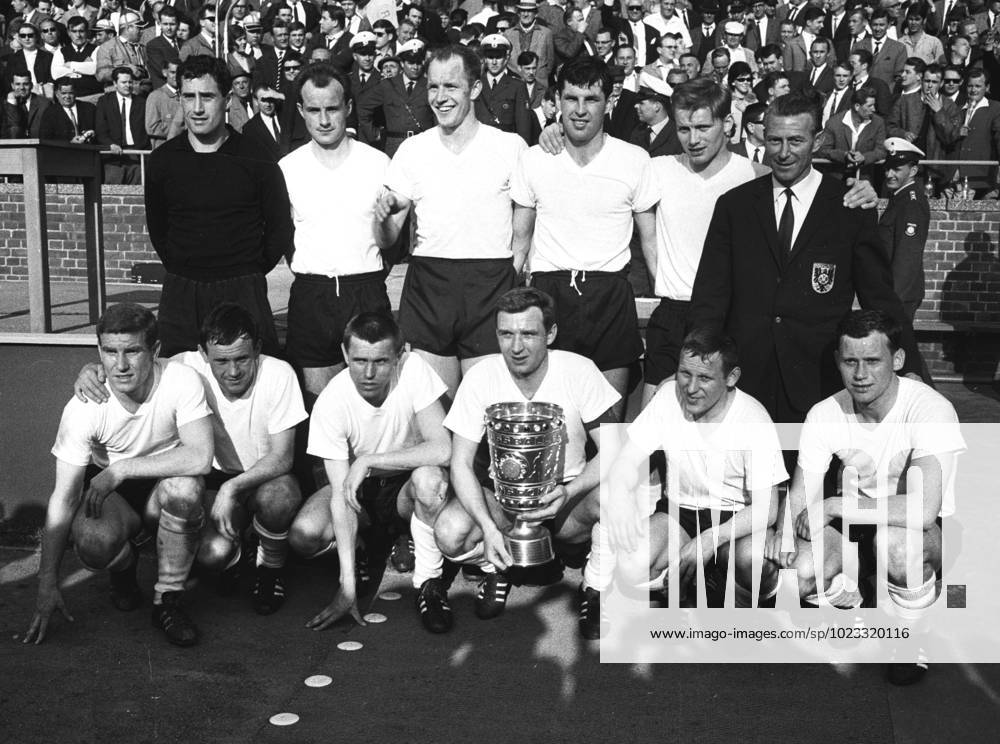 Borussia Dortmund Cup Winner 22 05 1965 top v l Tilkowski,Sturm,Paul,Emmerich,Redder,Coach Eppenhoff,front v l Straschitz,Wosab,Konietzka,Schmidt,Kurrat,Cyliax HM