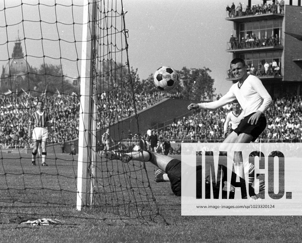 Cup final Borussia Dortmund Alemannia Aachen 2 0 Timo Konietzka shoots against goalkeeper Gerhard Prokop AAchen HM