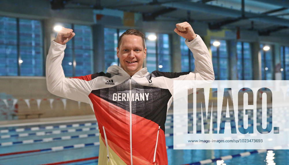 swimming shooting, Andreas Waschburger shooting, v l Andreas Waschburger in the outfit of the German national team cheering Saarbruecken