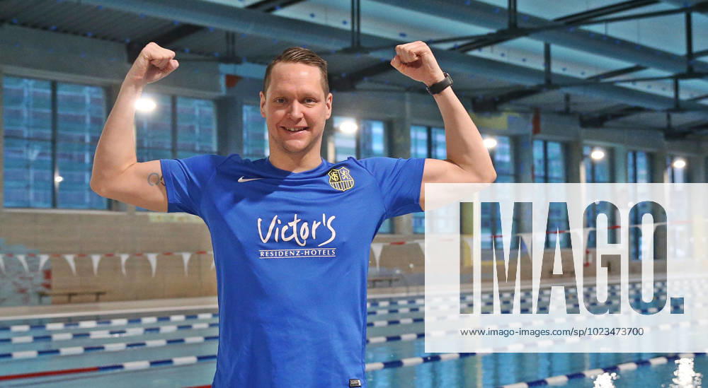 swimming shooting, Andreas Waschburger shooting, v l Andreas Waschburger in the jersey of his favorite club the 1 FC Saarbrücken cheering Saarbrücken