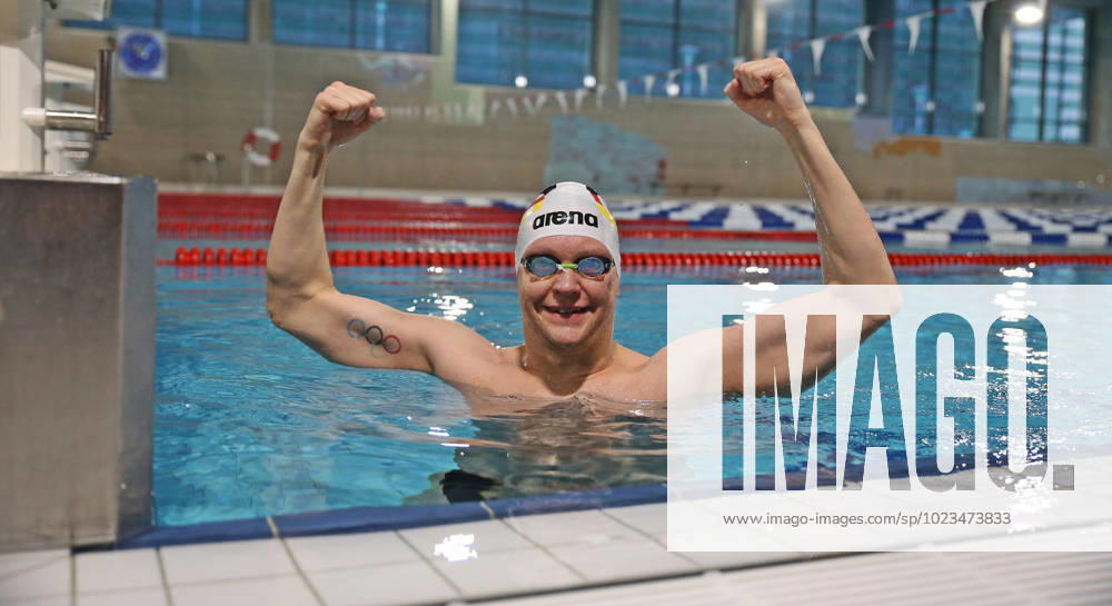 swimming shooting, Andreas Waschburger shooting, v l Andreas Waschburger in the outfit of the German national team cheering Saarbruecken