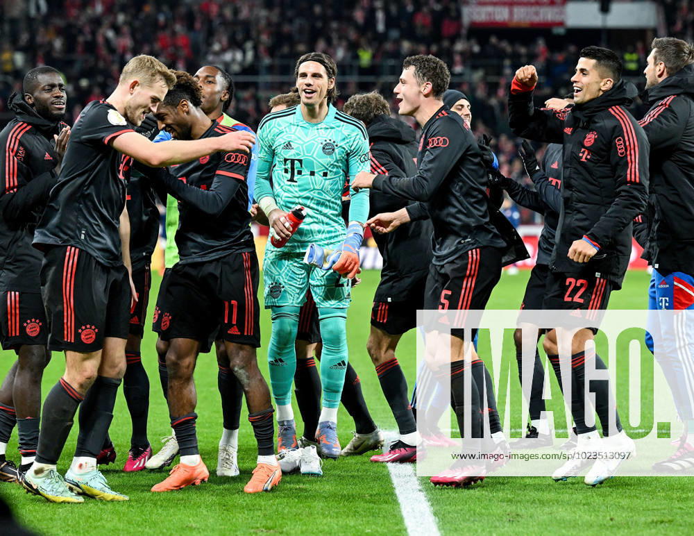 football DFB Pokal Achtelfinale, 1 FSV Mainz 05 FC Bayern München v l jubel nach dem Sieg Joao Cancelo FC Bayern München , Matthijs de Ligt FC Bayern Muenchen , Yann Sommer FC Bayern München Mainz