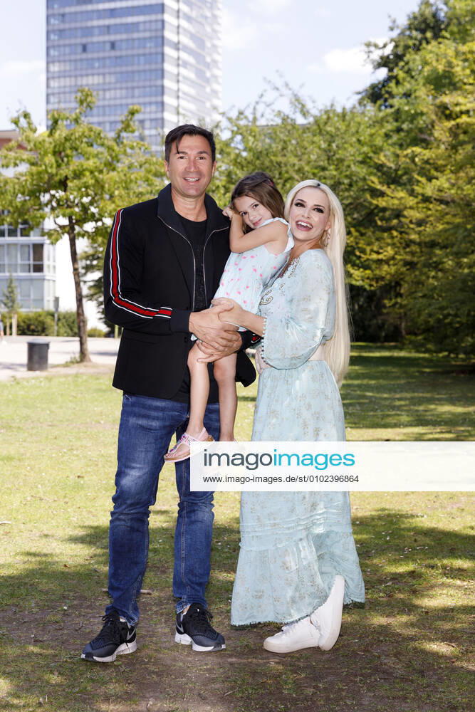 Daniela Katzenberger with husband Lucas Cordalis and daughter Sophia at the photo session for the presentation of her new book Die Mutti Mafia kann mich mal gernhaben haben on the playground Mediapark Cologne, 13 07 202 Foto:xC.xFuturexImage