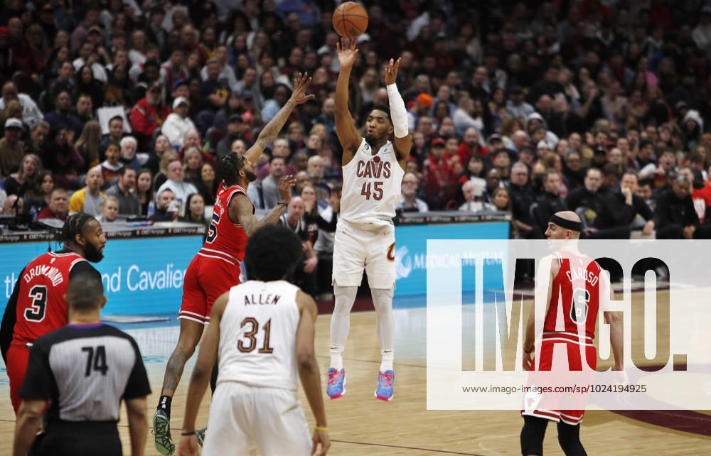 Cleveland Cavaliers guard Donovan Mitchell (R-C) puts a shot up as Chicago Bulls forward Derrick Jones Jr. (L-C) defends during the second half of the NBA, Basketball Herren, USA game between the Cleveland Cavaliers and the Chicago Bulls at Rocket Mortgage Fieldhouse in Cleveland, Ohio, USA, 11 February, 2023. Chicago Bulls at Cleveland Cavaliers !ACHTUNG: NUR REDAKTIONELLE NUTZUNG!