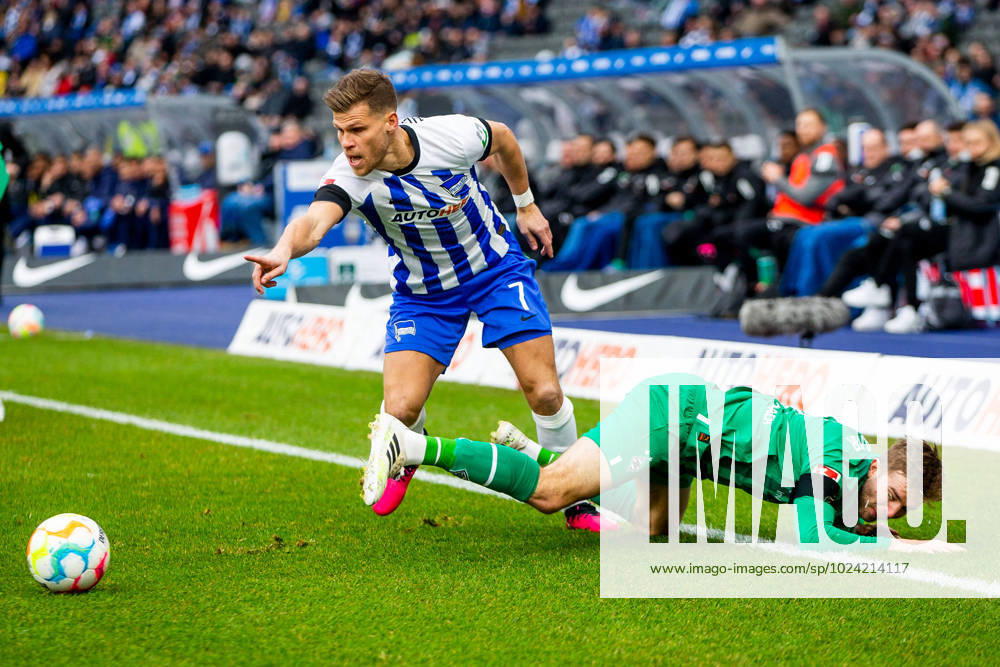 football 1 Bundesliga, Hertha BSC Berlin Borussia Moenchengladbach, v l Florian Niederlechner Hertha BSC ,Christoph Kramer Borussia Moenchengladbach Berlin