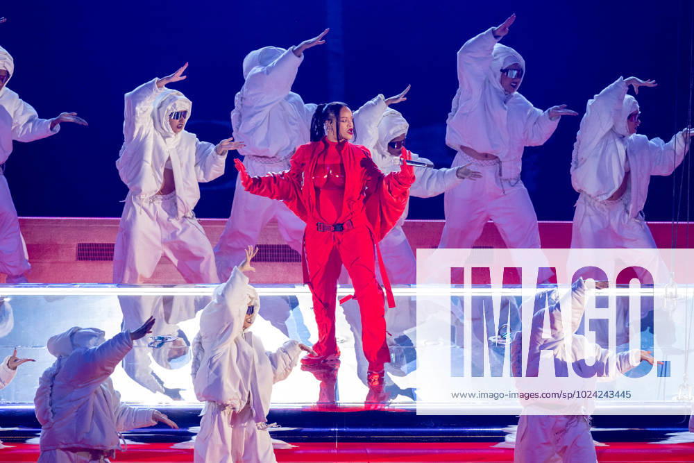 GLENDALE, AZ - FEBRUARY 12: Rihanna performs during halftime at Super Bowl LVII between the Philadelphia Eagles and the Kansas City Chiefs on Sunday, February 12th, 2023 at State Farm Stadium in Glendale, AZ. (Photo by Adam Bow Icon Sportswire) NFL, American Football Herren, USA FEB 12 Super Bowl LVII - Eagles vs Chiefs Icon230212291
