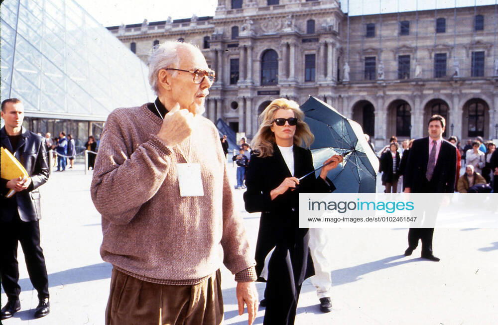 PRET-A-PORTER MIRAMAX FILMS ROBERT ALTMAN, director, with KIM BASINGER Date: 1994. Strictly editorial use only in conjunction with the promotion of the film. Credit line mandatory. This image is copyright of the film company and is supplied under the terms of issue as film still. No commercial or book cover use permitted without prior consent from the film company. Mandatory credit line: Image courtesy Ronald Grant Archive Mary Evans