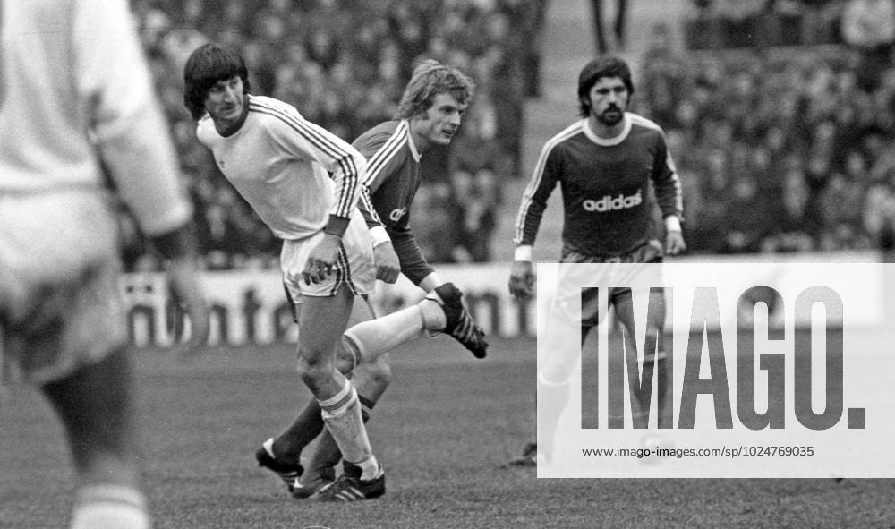 15 02 75 FC Bayern München VfB Stuttgart Germany, Munich, 15 02 1975, Football, Bundesliga, FC Bayern München VfB Stuttgart 1 1 v l Heinz Stickel VfB Stuttgart , Björn Andersson FC Bayern München