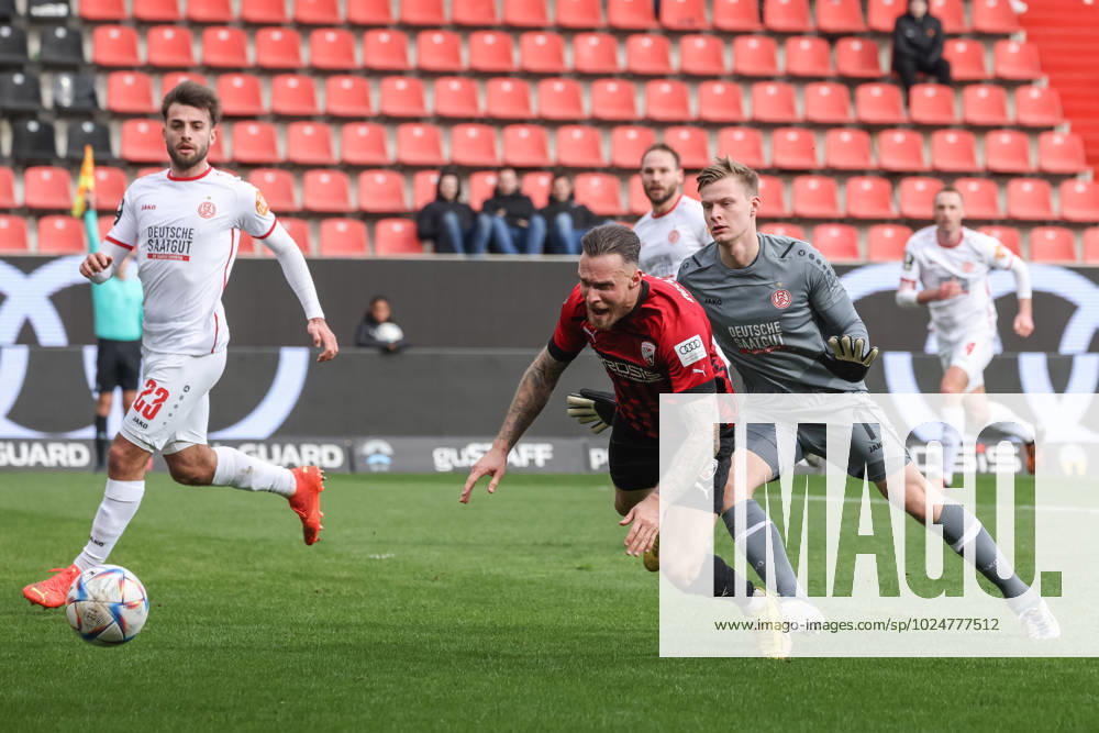 3 Liga FC Ingolstadt 04 Rot Weiss Essen duel fight for the ball goalkeeper Golz Jakob RWE Patrick Schmidt 9, FCI Rios Alonso Jose Enrique RWE 3 Liga FC Ingolstadt 04 season 2022 2023 Rot Weiss Essen