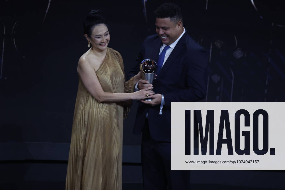 27 Fevrier 2023 : Paris, France : La derniere à pouse de pelà Marcia Aoki avec ici Ronaldo lors de la remise desTrophà es des FIFA AWARDS THE BEST 2022 à la Salle Pleyel. (Henri Szwarc Starface) 289107 2023-02-27 Paris France