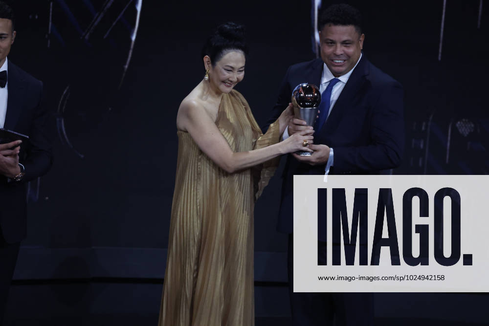 27 Fevrier 2023 : Paris, France : La derniere à pouse de pelà Marcia Aoki avec ici Ronaldo lors de la remise desTrophà es des FIFA AWARDS THE BEST 2022 à la Salle Pleyel. (Henri Szwarc Starface) 289107 2023-02-27 Paris France