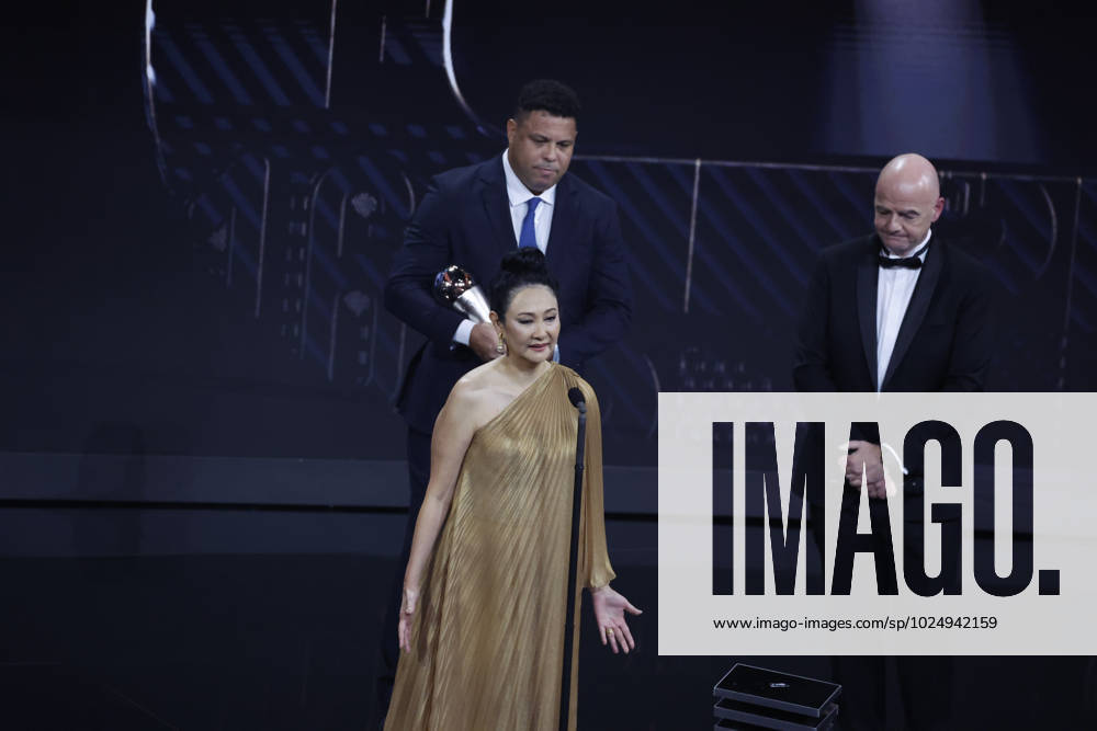 27 Fevrier 2023 : Paris, France : La derniere à pouse de pelà Marcia Aoki avec ici Ronaldo lors de la remise desTrophà es des FIFA AWARDS THE BEST 2022 à la Salle Pleyel. (Henri Szwarc Starface) 289107 2023-02-27 Paris France