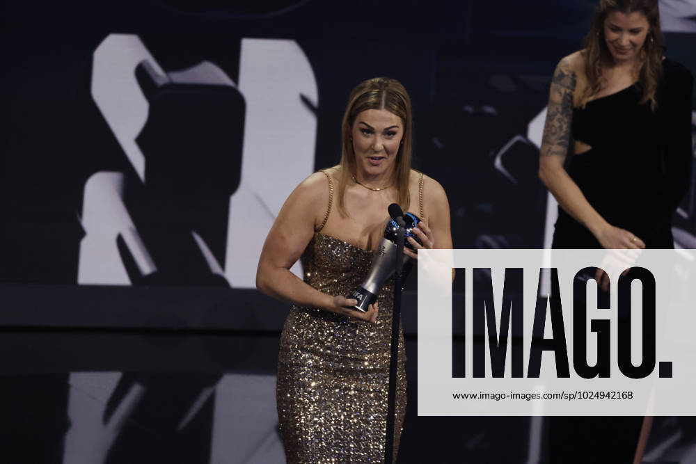 27 Fevrier 2023 : Paris, France : Mary Earps (Angleterre) Ã lue meilleure gardienne de but avec ici Didier Drogba lors de la remise desTrophÃ es des FIFA AWARDS THE BEST 2022 Ã la Salle Pleyel. (Henri Szwarc Starface) 289107 2023-02-27 Paris France