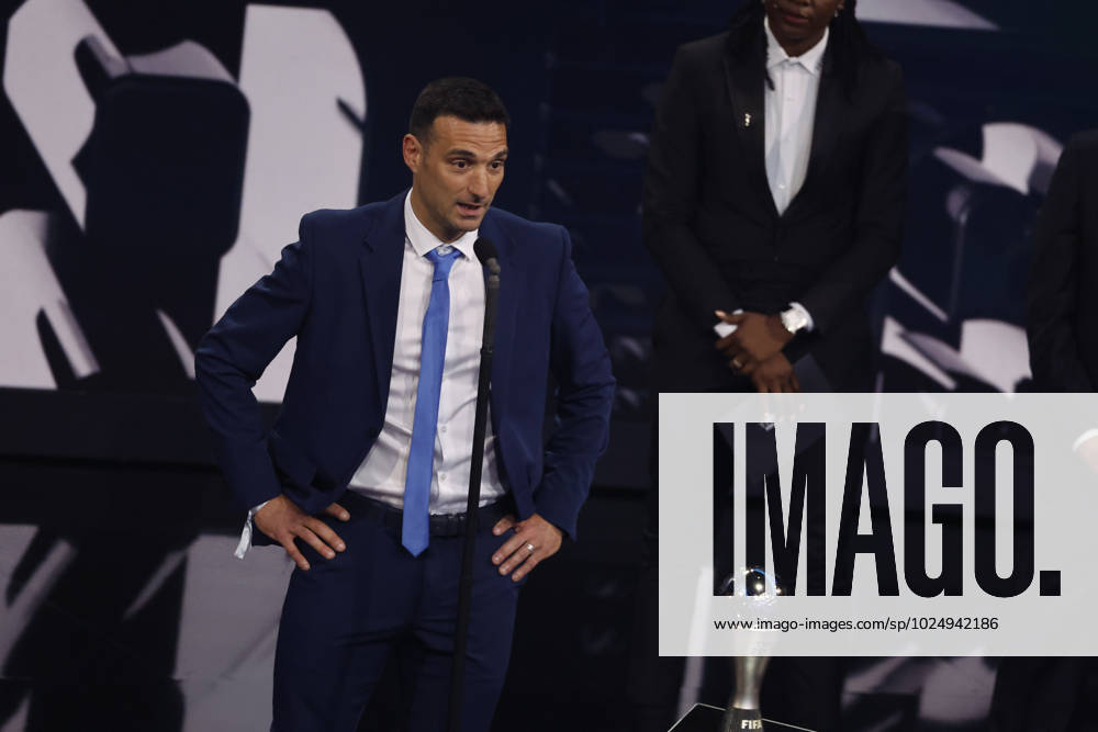27 Fevrier 2023 : Paris, France : Lionel Scaloni (Equipe d?Argentine) à lue meilleure entraineur lors de la remise desTrophà es des FIFA AWARDS THE BEST 2022 à la Salle Pleyel. (Henri Szwarc Starface) 289107 2023-02-27 Paris France