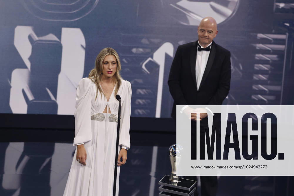 27 Fevrier 2023 : Paris, France : Meilleure joueuse feminine Alexia Putellas et le President Infantino lors de la remise desTrophÃ es des FIFA AWARDS THE BEST 2022 Ã la Salle Pleyel. (Henri Szwarc Starface) 289107 2023-02-27 Paris France