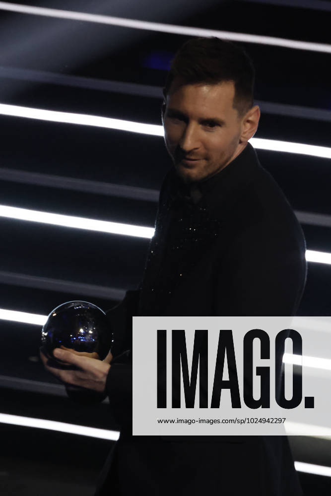 27 Fevrier 2023 : Paris, France : Meilleure joueur pour l?annÃ e Lionel Messi et le President Infantino lors de la remise desTrophÃ es des FIFA AWARDS THE BEST 2022 Ã la Salle Pleyel. (Henri Szwarc Starface) 289107 2023-02-27 Paris France