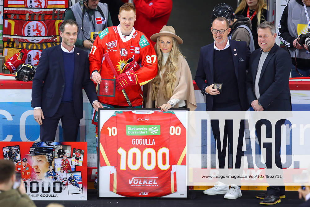 Düsseldorf, 28 02 2023, ice hockey, penny DEL, 58 match day, PSD BANK Dome, Düsseldorfer EG Schwenninger Wild Wings Philip Gogulla of Düsseldorfer EG is honored before the game for his anniversary 1000 game in the DEL NRW Germany