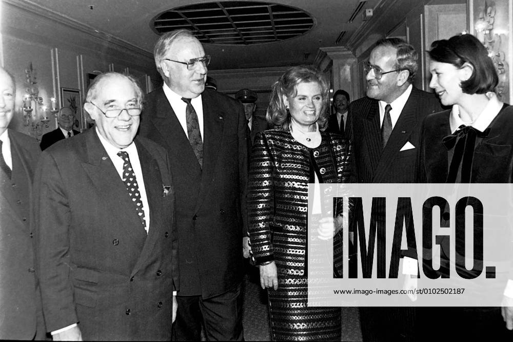 Archive Prof August Everding Helmut Kohl Federal Chancellor Mrs Hannelore Michael D Maas Hotel Director Munich 1992 Archive Motives Hotel Four Seasons Prof August Everding Reception Munich