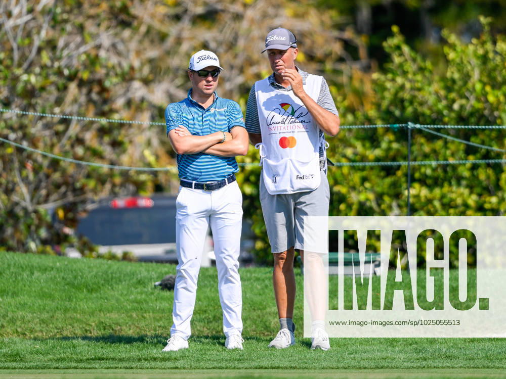Justin Thomas and caddie Jim Bones Mackay on the 1 green during the first round of the Arnold Palmer Invitational presented by Mastercard held at Arnold Palmer s Bay Hill Club & Lodge in Orlando, FL. Romeo T Guzman CSM. Orlando USA - ZUMAcg2_ 20230302_zaf_cg2_018