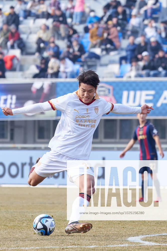 2023 K League 1 ( Suwon FC vs Pohang Steelers - 2023 03 04 ) SUWON, SOUTH KOREA, MAR 04: Lee Ho-jae of Pohang Steelers takes a shot during the K League 1 match between Suwon FC and Pohang Steelers at the Suwon Sports Complex in Suwon, South Korea, on March 04, 2023. Suwon the Suwon Sports Complex South Korea 7763_268746