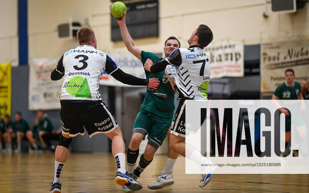 Handball, season 2022 23, Verbandsliga, 04 03 2023, men, HCTV Rhede gruen vs Adler Koenigshof 2 white v l Tobias Dommek Adler Koenigshof 2 , Hendrik Portz HCTV Rhede , Jonathan Leven Adler Koenigshof 2 , Rhede hall at the school center North Rhine Westphalia Germany 230304_hb_hctv-rhede_adler-koenigshof-2_14996