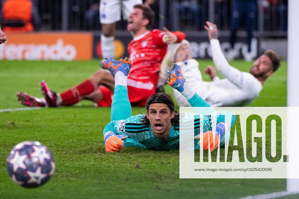 Yann Sommer FC Bayern Muenchen, 27 holds the ball, behind Thomas Mueller FC Bayern Muenchen, 25 , Sergio Ramos Paris Saint Germain, 04 , GER, FC Bayern Muenchen vs Paris Saint Germain, Football UEFA Champions League, Round of 16 second leg, Season 2022 2023, 08 03 2023 GER, FC Bayern Muenchen vs Paris Saint Germain, Football UEFA Champions League, Round of 16 second leg, Season 2022 2023, 08 03 2023 Muenchen