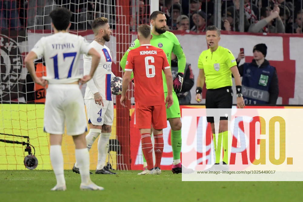 football UEFA Champions League 1 8 final, FC Bayern Muenchen Paris St Germain PSG, v l referee Referee Daniele Orsato Italy waiting for the decision of VAR Muenchen