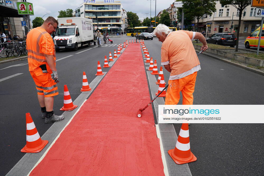 Berlin GER, Berlin, 20200717, road marking at Walter Schreiber Platz for cyclists, in Schloßstrasse, Steglitz