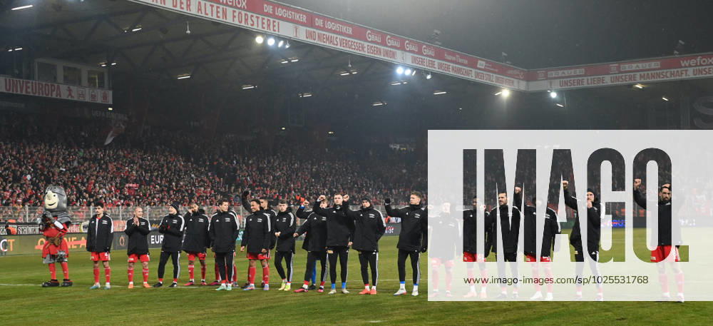 Football, men, season 2022 2023, Europa League Round of 16, first leg , 1 FC Union Berlin Royale Union Saint Gilloise 3 3 , Union at the fans, cheering after the final whistle, 09 03 2023,