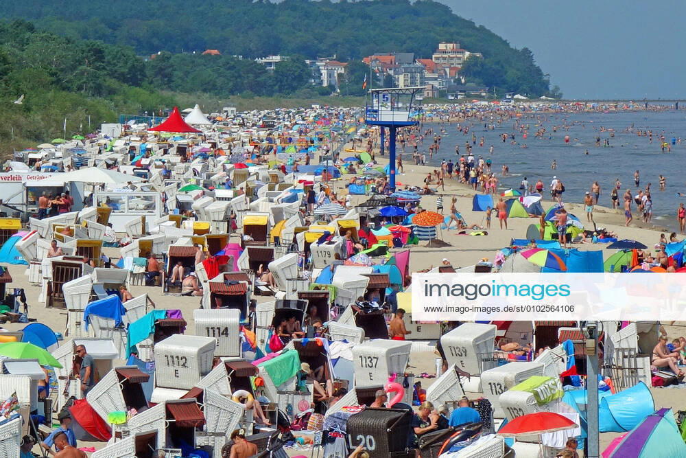 Summer holidays in Germany Full beach in Heringsdorf on the island of Usedom, despite a ban on day visitors Relaxation in Mecklenburg-Western Pomerania, nothing more to notice of Corona Holidaymakers and locals here in Heringsdorf on the island of Usedom 19 07 2020 in Heringsdorf Coronavirus