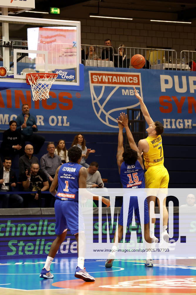 easyCredit Basketball Bundesliga, BBL, season 2022 2023, men, Syntainics MBC Alba Berlin, 7, Yanni Wetzell, Alba Berlin, 15, Stephon Jelks, Syntainics MBC Weißenfels Stadthalle Sachsen Anhalt Germany