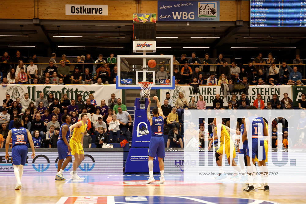 easyCredit Basketball Bundesliga, BBL, season 2022 2023, men, Syntainics MBC Alba Berlin, 8 Martin Breunig, Syntainics MBC shooting free throw Weißenfels Stadthalle Sachsen Anhalt Germany
