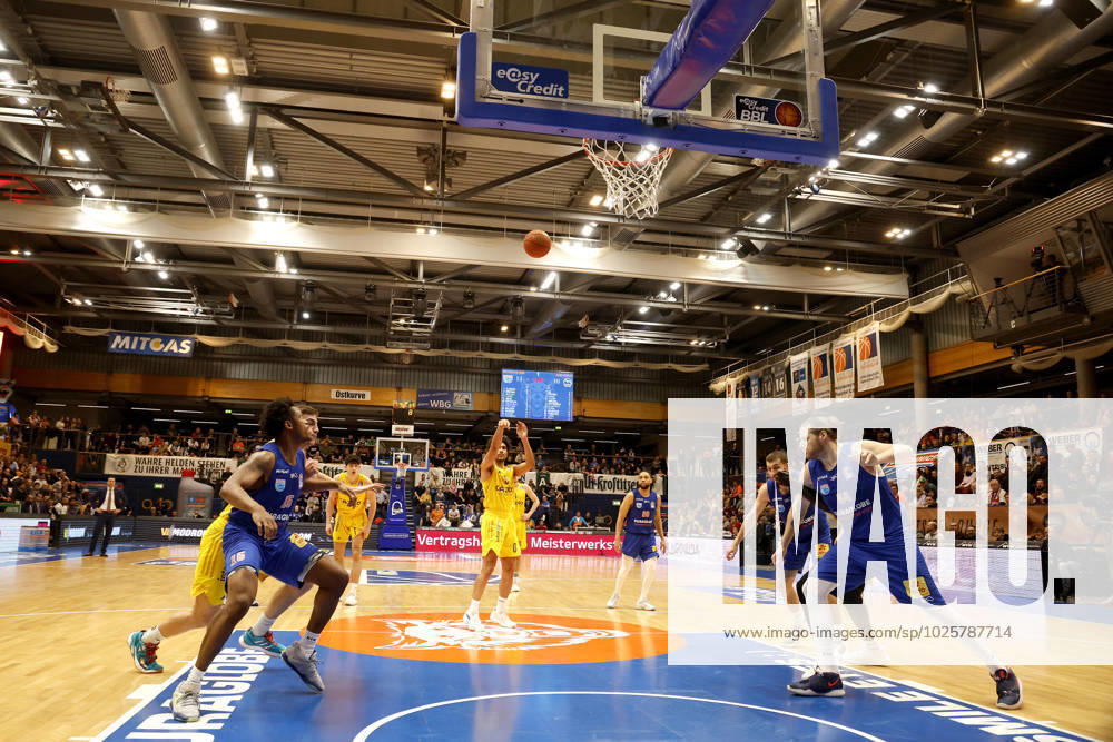 easyCredit Basketball Bundesliga, BBL, season 2022 2023, men, Syntainics MBC Alba Berlin, 0, Maodo Lo, Alba Berlin shooting free throw Weißenfels Stadthalle Sachsen Anhalt Germany