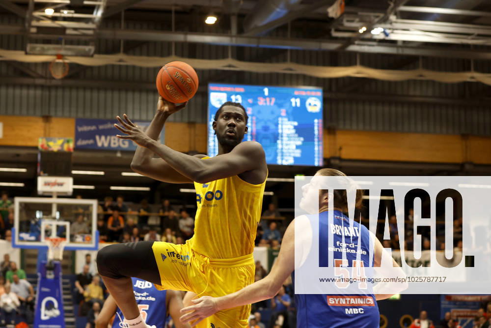 easyCredit Basketball Bundesliga, BBL, season 2022 2023, men, Syntainics MBC Alba Berlin, 21, Christ Koumadje, Alba Berlin, 54, John Bryant, Syntainics MBC Weißenfels Stadthalle Sachsen Anhalt Germany