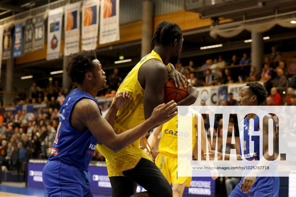 easyCredit Basketball Bundesliga, BBL, season 2022 2023, men, Syntainics MBC Alba Berlin, 21, Christ Koumadje, Alba Berlin, 15, Stephon Jelks, Syntainics MBC Weißenfels Stadthalle Sachsen Anhalt Germany